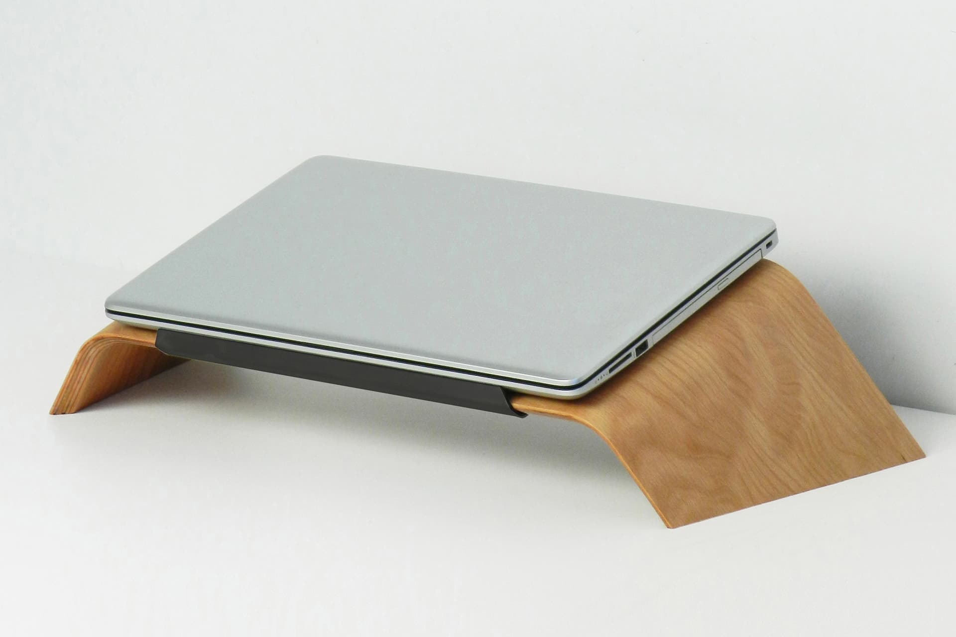 DAYANIKLI AHŞAP NOTEBOOK YÜKSELTİCİ VE TUTUCU MASA ÜSTÜ LAPTOP STANDI, KAHVERENGİ