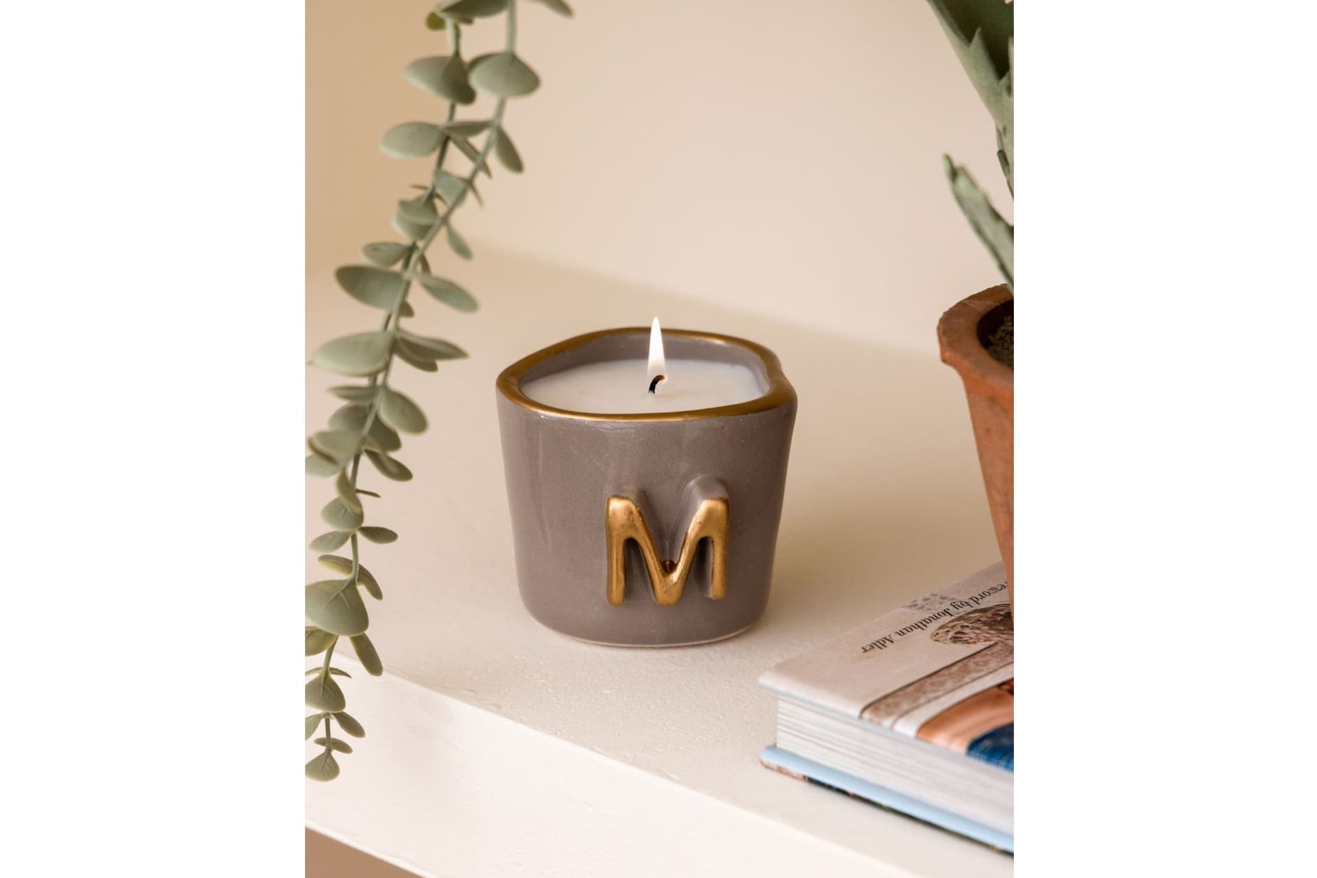 THE MİA SHİNE HARF MUM, M KAHVE PATCHOULİ 200 GR